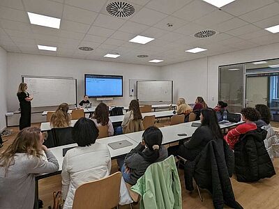 Johanna Schenkel und Selina Danelzik geben interssierten Frauen eine erste Einführung in das Thema CTF beim FluxFingers Empowerment Event für Frauen.